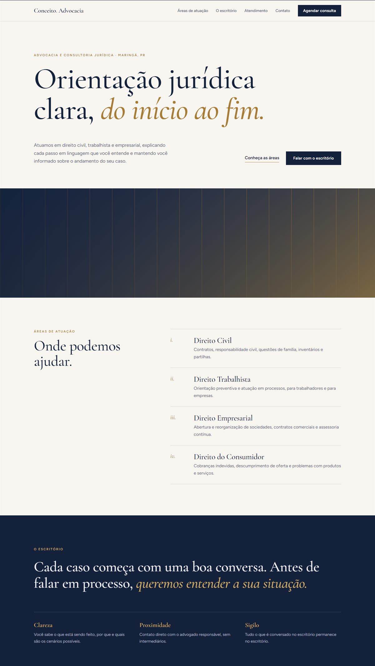 Captura do site conceito de um escritório de advocacia, em azul-marinho e dourado